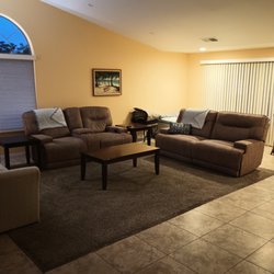 Unko Kevs Hale - Lots of comfortable sitting in living room