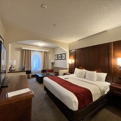 Comfort Suites Near Six Flags Magic Mountain - King room with sitting area and desk.