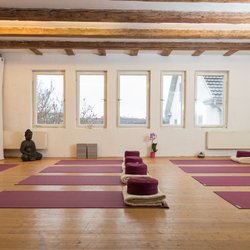 Sylvies Yoga - Kraft tanken und den Körper kräftigen