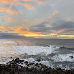 Hookipa Beach Park - Spectacular view of surfer and sunset