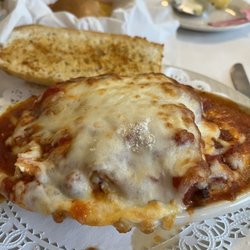 The Woods Inn - Baked Lasagna with Garlic Bread
