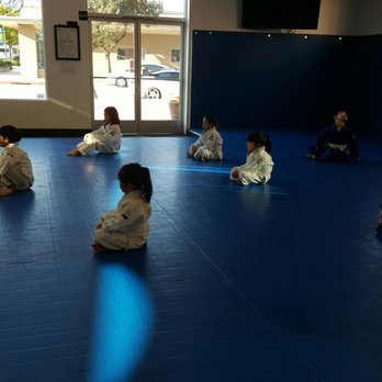 SCHOOL Brazilian Jiu-Jitsu - Listening to coach Leo - Brazilian Jiu-jitsu Near Me - Arcadia, California SCHOOL Brazilian Jiu-Jitsu - Listening to coach Leo - Brazilian Jiu-jitsu Near Me - Arcadia, California