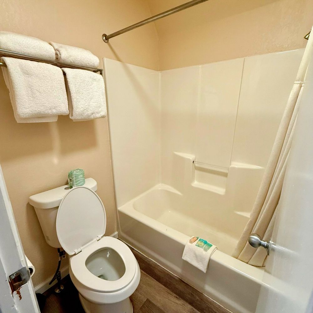 Cliff Dwellers Lodge - Shower area in the renovated double queen room. - Rafting/Kayaking Near Me - Marble Canyon, Arizona