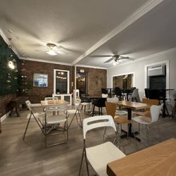 Bela Aurora - Cute seating area with also entrance to the backyard patio.
