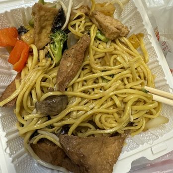 Hiccups Veo Cafe - Stir fried noodles with tofu - Asian Fusion Near Me - Carson, California