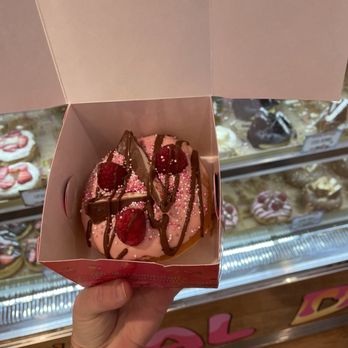 Royal Donuts Siegen - Raspberry and white chocolate with Nutella stuffing - Donuts Near Me - Siegen, NW