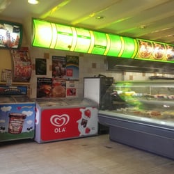 Snackbar Paradijs - Ook chips en frisdrank te koop.