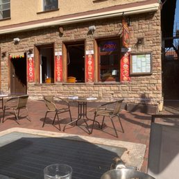the outside of a restaurant