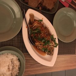Asiatisches Restaurant Ban Thai - Hähnchen in Erdnuss-Sauce und ganzer Fisch in Chili-Sauce