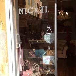 Lilly's Place - Nickel sells leather shoes bags and accessories in Rome.