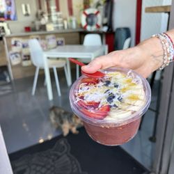 Açaí bowl fruit pineapple bananas strawberries blueberries açaí