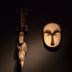 Oriole - Walls and cabinets adorned with fabulous objets