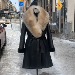 Amoress Stockholm - Big SAGA Fox collar on a shearling coat