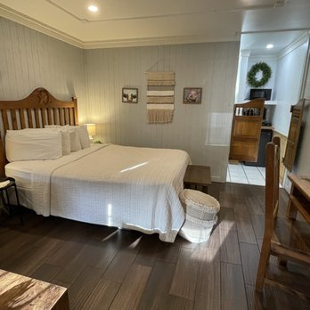 Big Texan Motel - Bedroom & sitting area, as well as tv viewing and desk area - Hotels Near Me - Amarillo, Texas