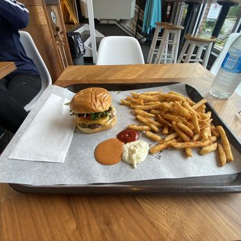 Safi Fine Foods - Cheese burger and fries - Comfort Food Near Me - Ottawa, Ontario