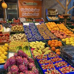 Obstkiste - Viele Sorten, aber direkt am Straßenrand?
