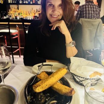 Rosebud on Rush - Tracey ready to dig into some mussels with white wine sauce - Italian Near Me - Chicago, Illinois