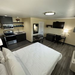 Relax Inn - Private One Queen bed Studio with Kitchen