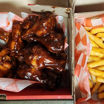 Wing Snob - 10 wings with honey BBQ 10 wings with sweet chili Seasoned fries - Chicken Wings Near Me - Matteson, Illinois