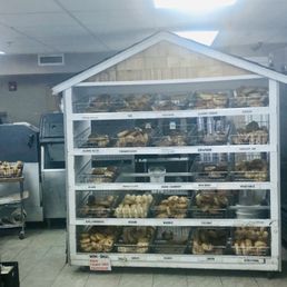 a display of bagels in a bakery