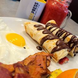 Eggspress - Le délicieux avec un smoothie framboises, mangue et lime.