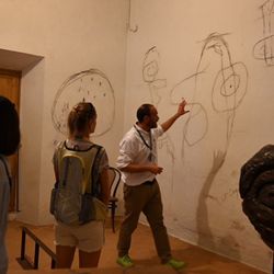 Miró Mallorca Fundació - Docent describing the Miro's process.