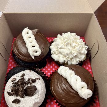Smallcakes Medallion - Cookies-N-Cream, Wedding Cake, and two Chocolate Cream - Cupcakes Near Me - Dallas, Texas Smallcakes Medallion - Cookies-N-Cream, Wedding Cake, and two Chocolate Cream - Cupcakes Near Me - Dallas, Texas