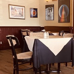 Frenchies Italian Restaurant - Dining area