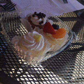 Cheesecake Dreamations - Lemon cheesecake taste like lemon but it's not smooth and Rich - Desserts Near Me - Marina, California