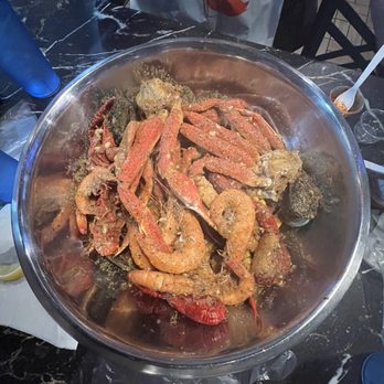 Cravin Crawfish - 1lb combo, 1/2 muscles 1/2 clams, with extra snow crab legs - Cajun/Creole Near Me - Tacoma, Washington