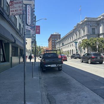 Hotel Garrett - Front street of the hotel - Hotels Near Me - San Francisco, California