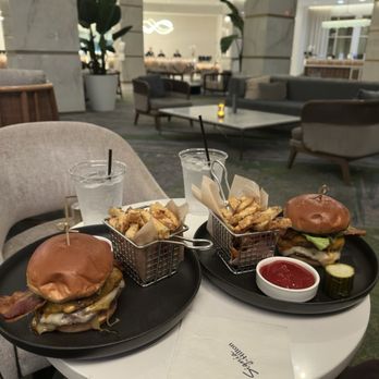 Myth - Burger - Cocktail Bars Near Me - Orlando, Florida Myth - Burger - Cocktail Bars Near Me - Orlando, Florida