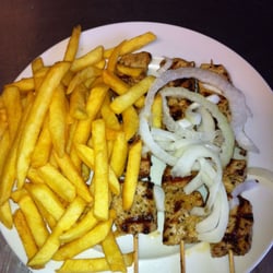Süd Grill - Pommes mit Hähnchenspieß