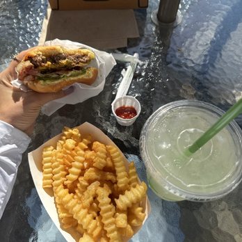 Shake Shack University Village - Avocado burger - Fast Food Near Me - Seattle, Washington Shake Shack University Village - Avocado burger - Fast Food Near Me - Seattle, Washington