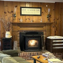 The White House Inn - Living room area in the main house.