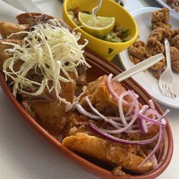 Orden de Media Torta Ahogada con Tres Tacos Dorados.