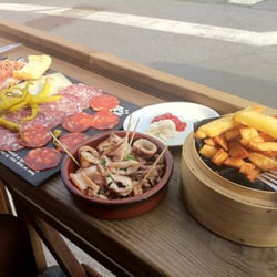 Le Rendez Vous des Halles - Planche dégustation, chipiron à la plancha et frites maison