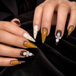 Pure Nails Spa - Autumn elegance, down to the details.