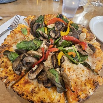 Placerville Public House - Veggie pizza with vegan cheese. Not worth the wait. - Beer Bar Near Me - Placerville, California