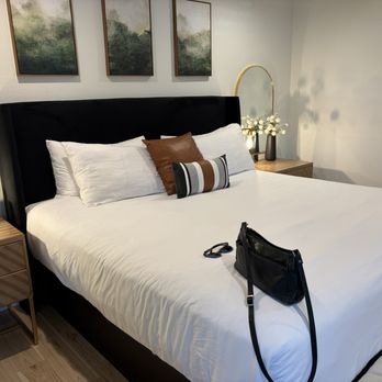 New Haven Inn - The King bed - Hotels Near Me - Solvang, California New Haven Inn - The King bed - Hotels Near Me - Solvang, California