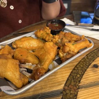 Fallside Brewing - Mild wings with a side of bbq sauce - Brewpubs Near Me - Cohoes, New York Fallside Brewing - Mild wings with a side of bbq sauce - Brewpubs Near Me - Cohoes, New York