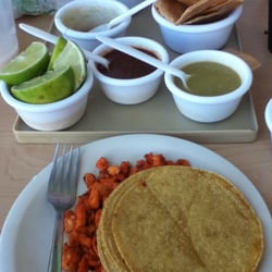 El Taxquicito - Orden de pollo al pastor junto con lo que llevan para botanear.