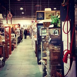 Roadshow's 400 Antiques Mall - Aisle