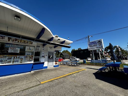 Tom's Dairy Freeze by null