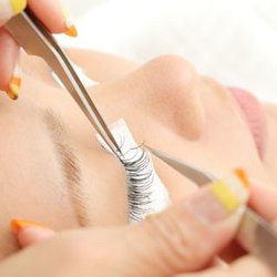 Tommy Lee - Eyelash extensions