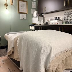 Queen D Wax - A super comfy facial set up today
