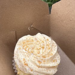 The Naked Lemon - Peaches & cream cupcake