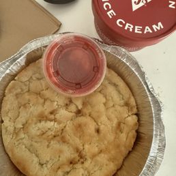 Strawberry pizookie Strawberry pizookie
