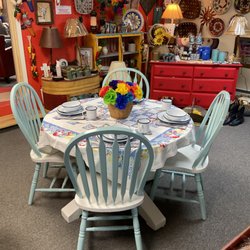 Luisa’s Gift Shop - Dining Set
