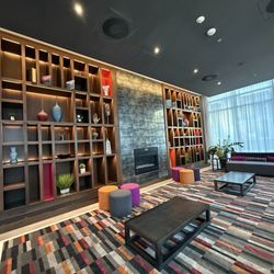 Holiday Inn - Nice lobby area!